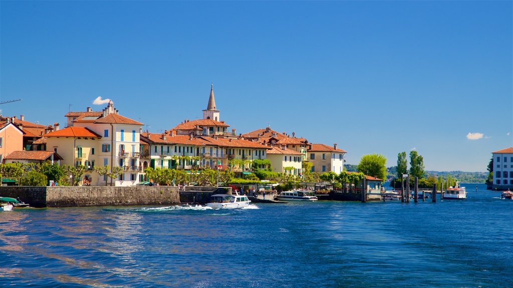 Isola dei Pescatori mostrando una bahía o puerto y una pequeña ciudad o pueblo