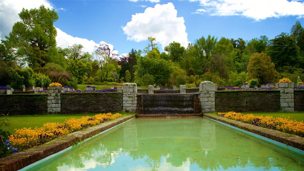 Villa Taranto Botanical Garden which includes flowers, a park and a fountain