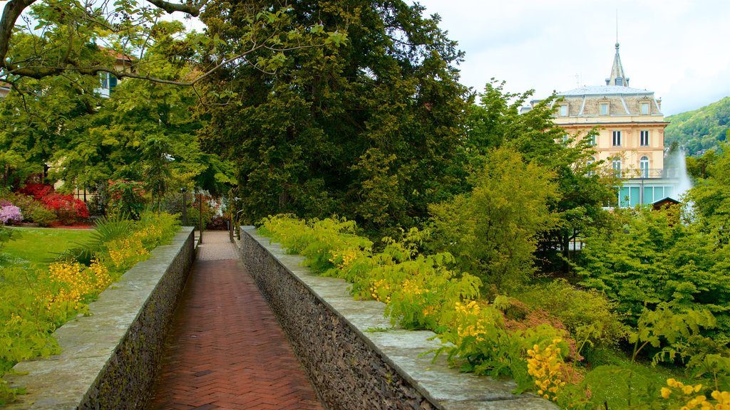 Jardim Botânico de Villa Taranto mostrando flores e um jardim