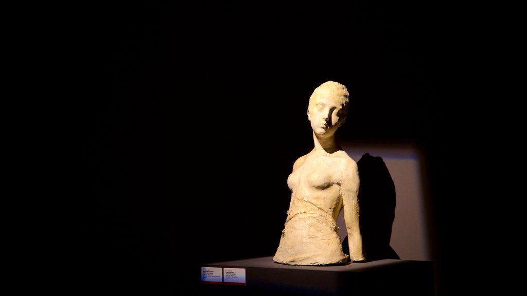 Museo del Paesaggio que inclui vistas internas e uma estátua ou escultura