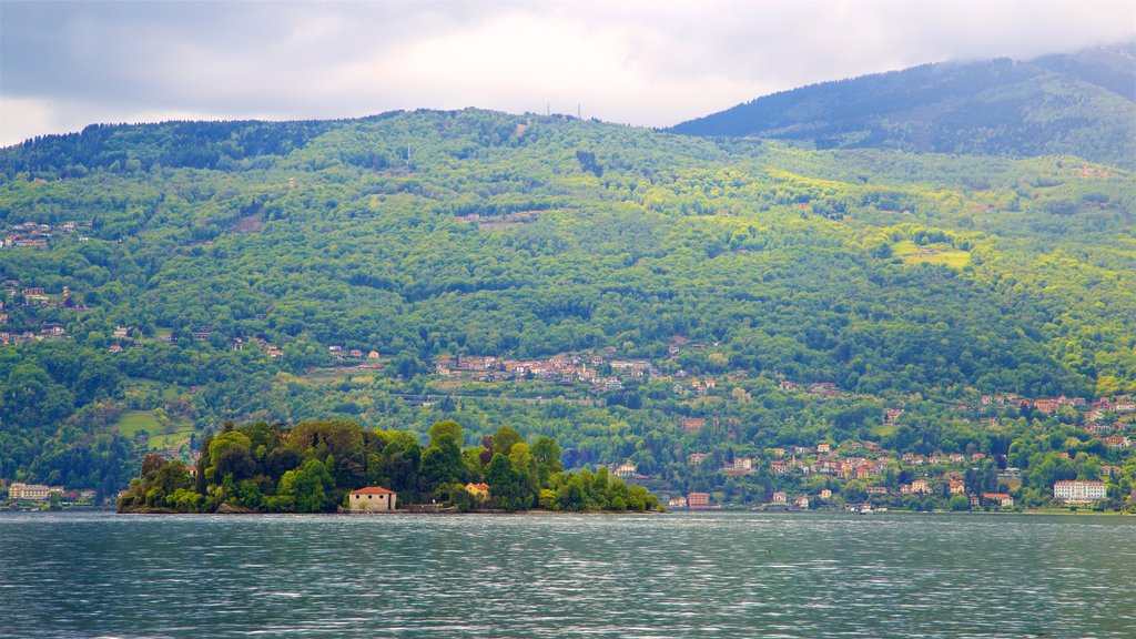 Isola Madre Botanical Garden showing a small town or village, tranquil scenes and a lake or waterhole