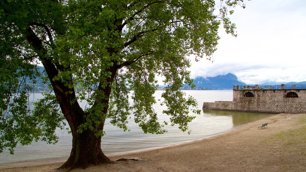 Villa Fedora ofreciendo un lago o abrevadero, una playa de arena y elementos del patrimonio