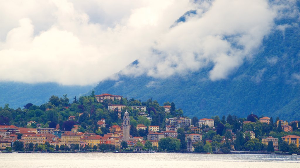 Villa Fedora que incluye una pequeña ciudad o aldea, un lago o espejo de agua y montañas