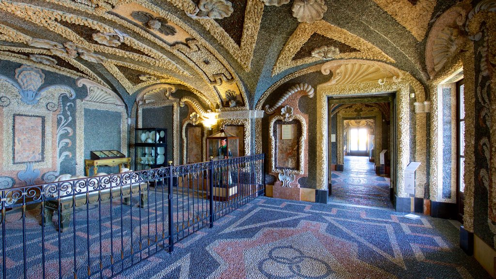 Palazzo e Giardino Borromeo mostrando uma igreja ou catedral, elementos de patrimônio e vistas internas