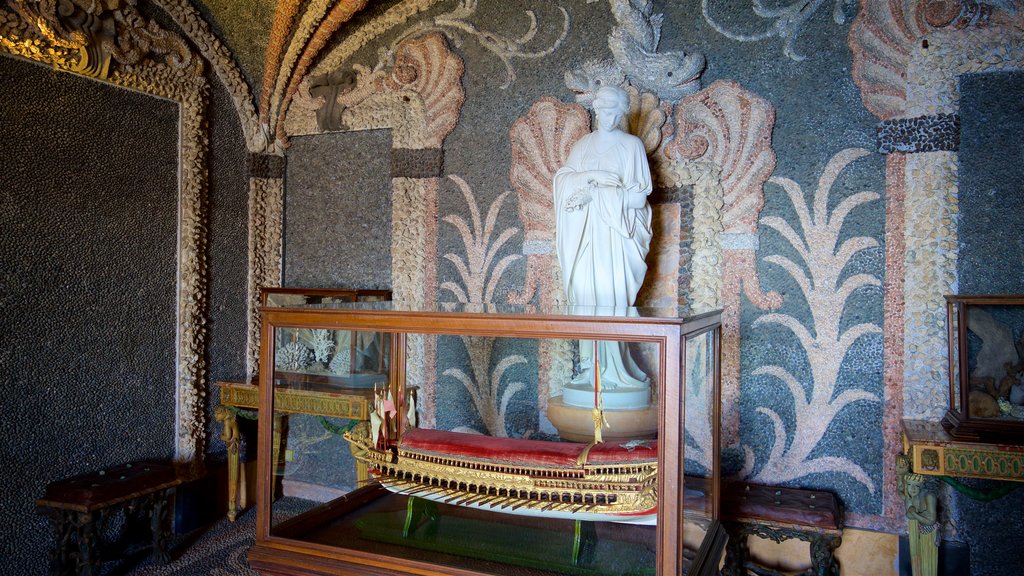 Palacio y jardín Borromeo que incluye elementos del patrimonio, una iglesia o catedral y vistas interiores