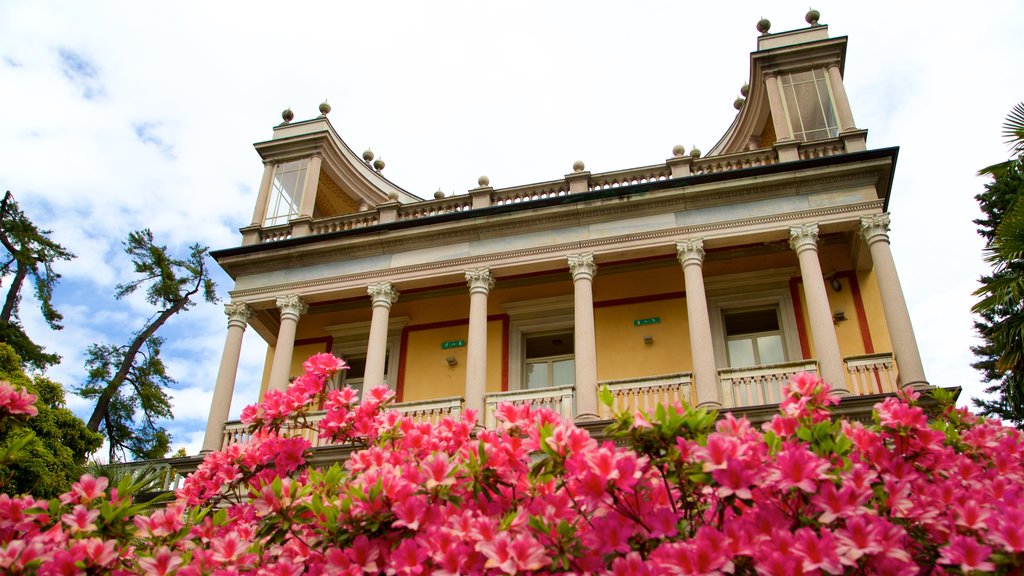 Villa Giulia som omfatter kulturarvsgenstande, vilde blomster og et hus