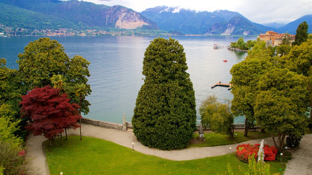 Villa Giulia montrant lac ou étang et jardin