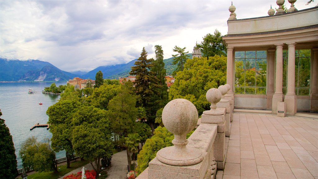 Villa Giulia showing a park, heritage elements and a lake or waterhole