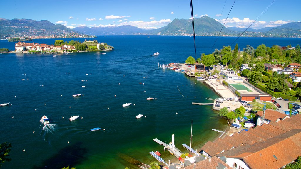 Funivia Stresa-Alpino-Mottarone mostrando uma cidade litorânea, imagens da ilha e uma baía ou porto