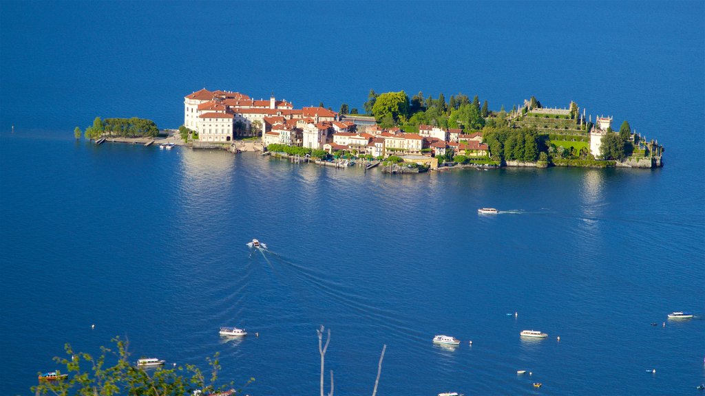 Funivia Stresa-Alpino-Mottarone mostrando vista a una isla, una pequeña ciudad o aldea y una bahía o un puerto