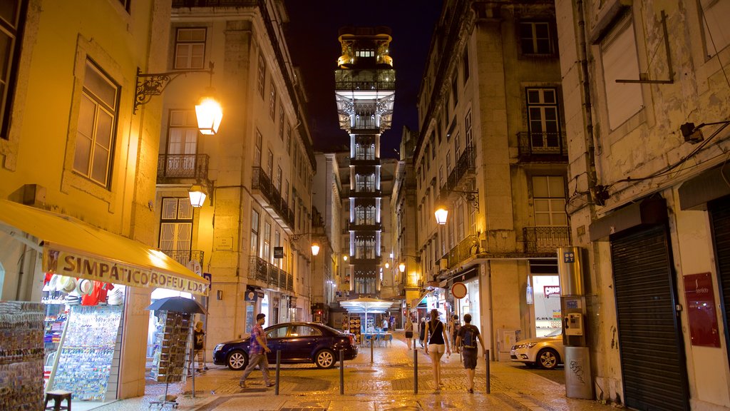 Elevador de Santa Justa mostrando uma cidade, cenas noturnas e elementos de patrimônio