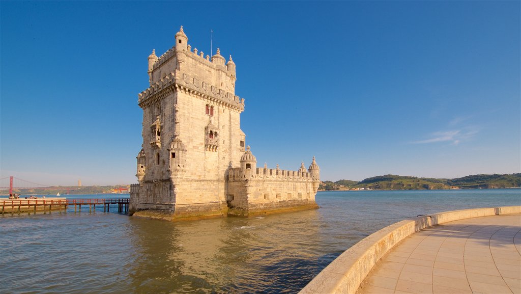 Torre de Belem som inkluderar historisk arkitektur och en å eller flod