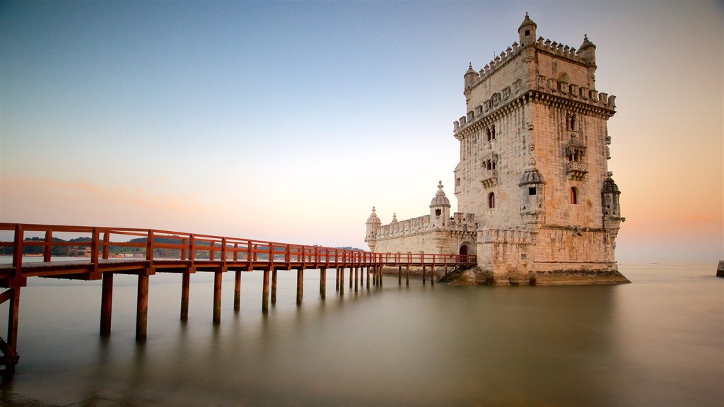 Torre de Belém que incluye vistas generales de la costa, una puesta de sol y un puente