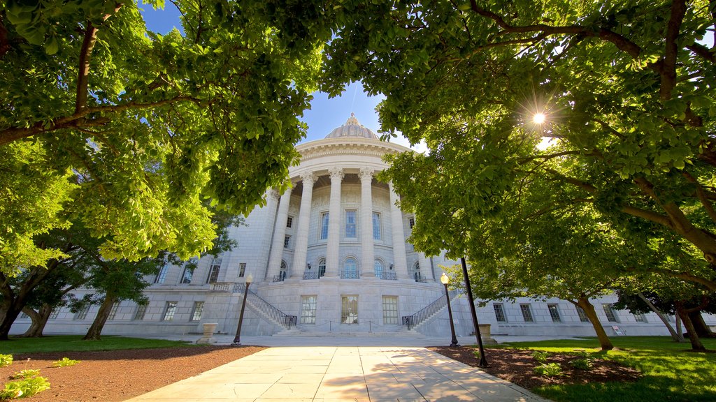 Missouri State Capitol showing heritage architecture