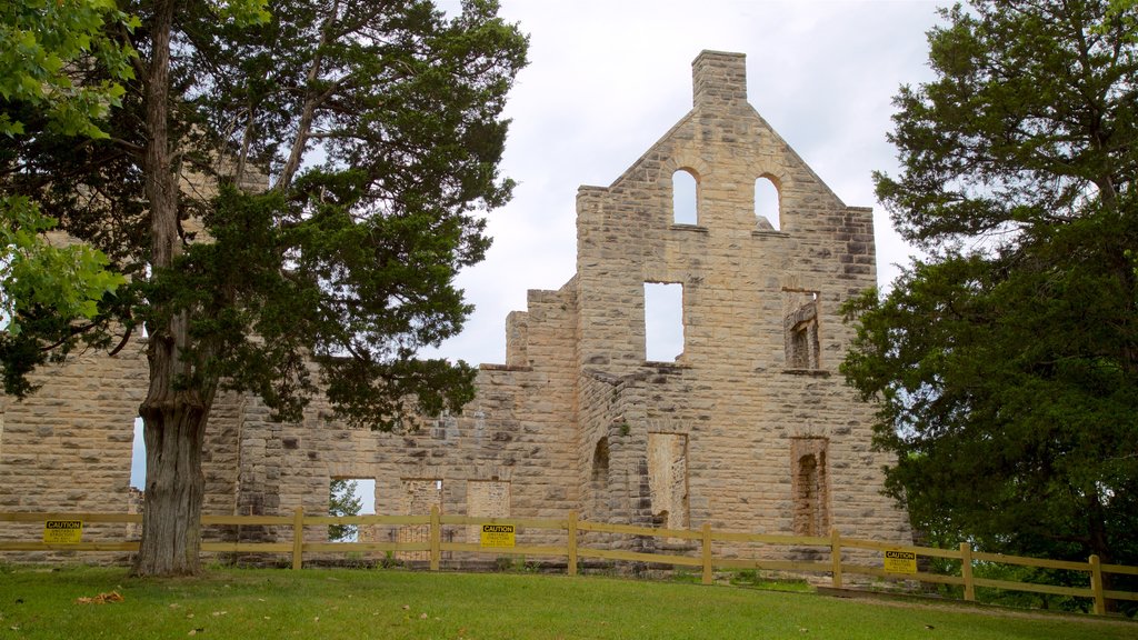 Ha Ha Tonka State Park ofreciendo ruinas de un edificio y arquitectura patrimonial