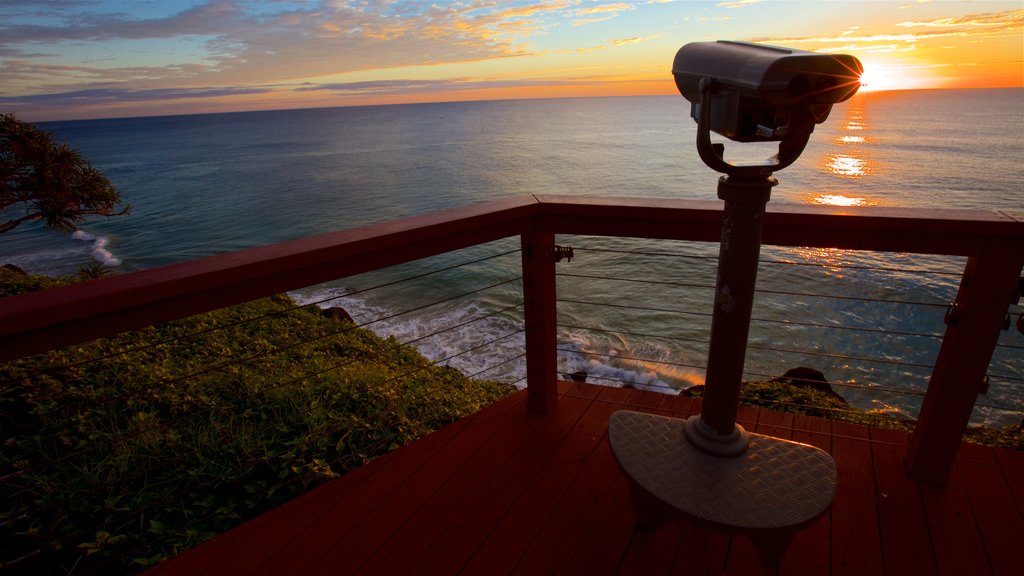 Point Danger ofreciendo vistas generales de la costa, vistas y una puesta de sol