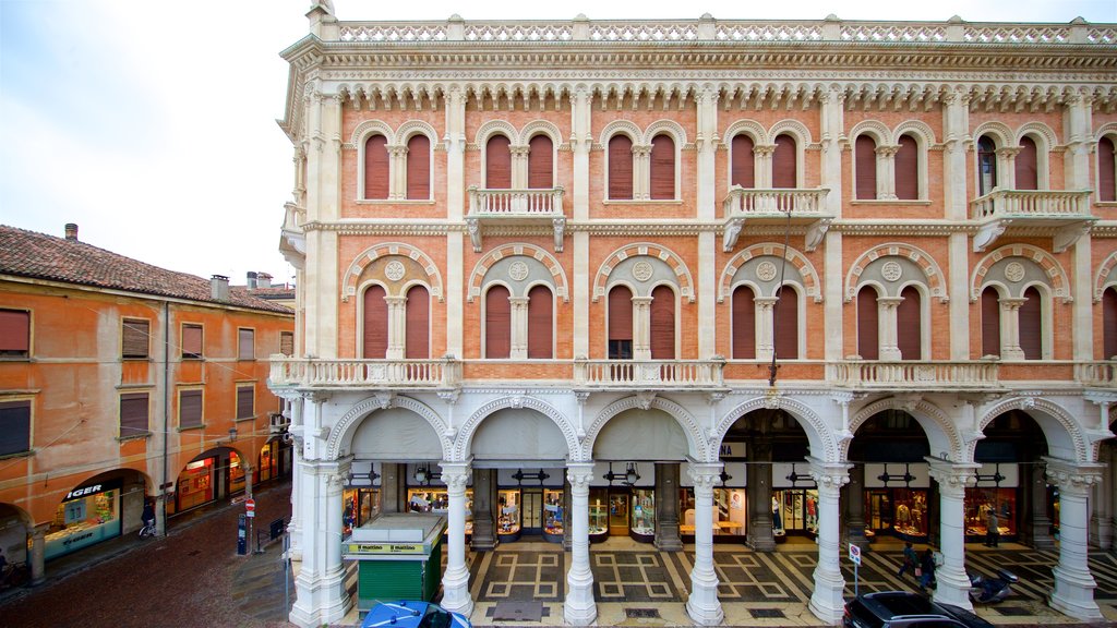 Piazza delle Erbe mostrando elementos de patrimônio