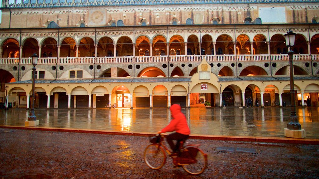 Piazza delle Erbe mostrando elementos patrimoniales y ciclismo de ruta