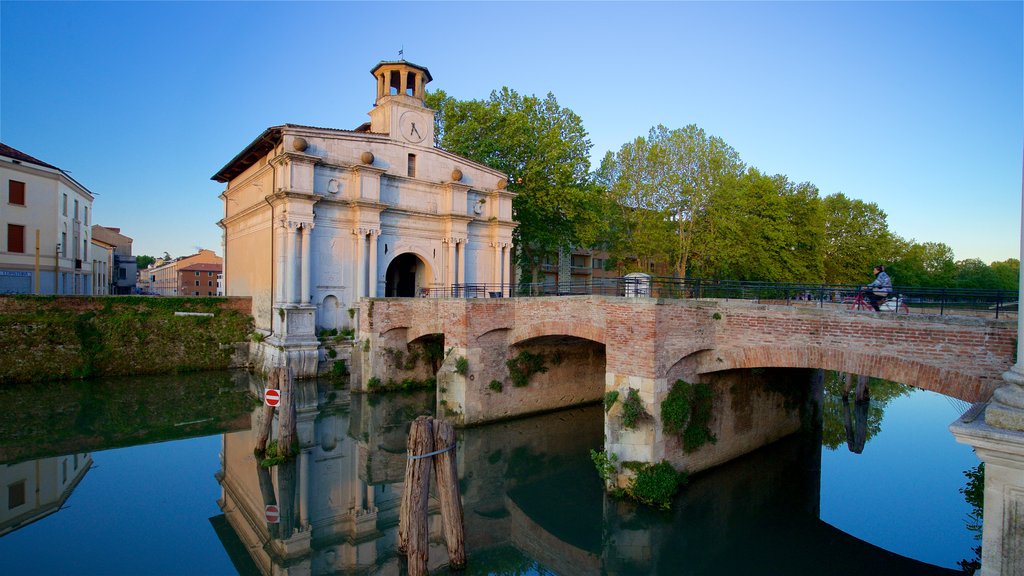 Porta Ognissanti que incluye elementos patrimoniales, un puente y un río o arroyo