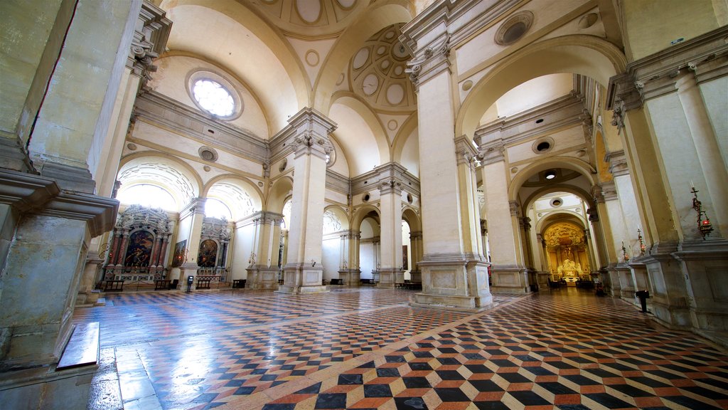 Basilica di St. Giustina mostrando elementos del patrimonio, vistas interiores y una iglesia o catedral