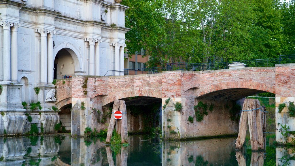 Porta Ognissanti mostrando uma ponte, um rio ou córrego e elementos de patrimônio