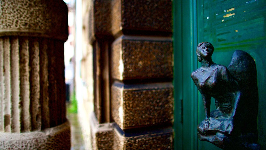 Piazza del Duomo mostrando una estatua o escultura