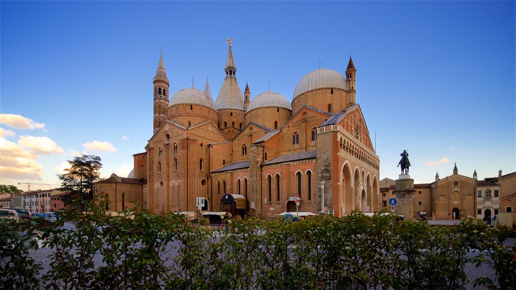 Basilica di Sant\'Antonio da Padova som omfatter historiske bygningsværker, en kirke eller en katedral og en solnedgang