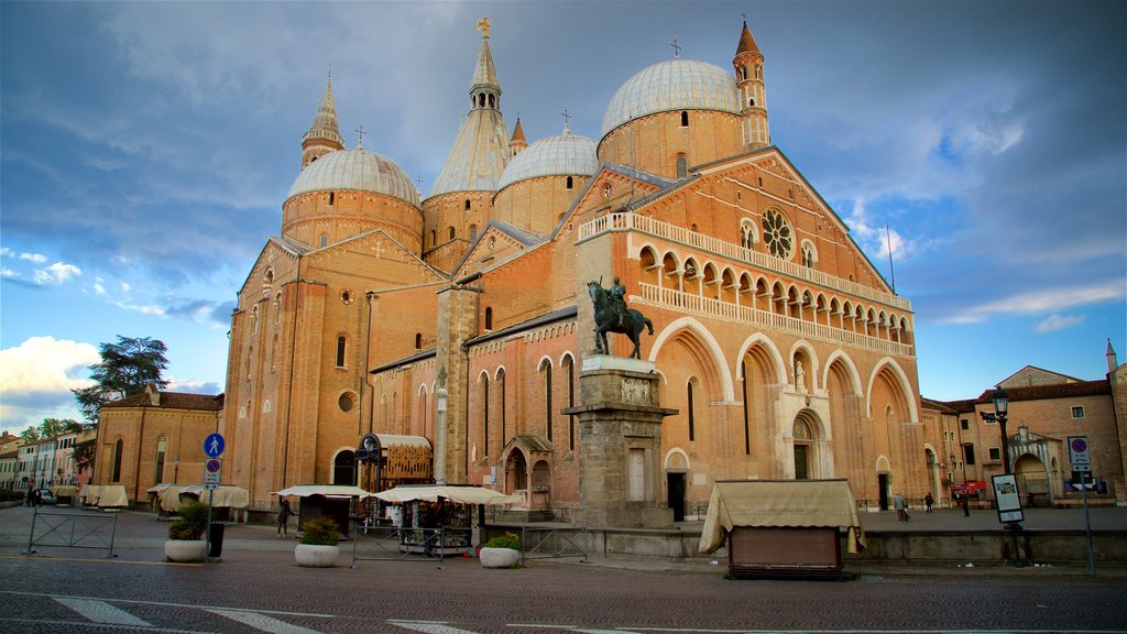 Basilica di Sant\'Antonio da Padova mostrando una estatua o escultura, arquitectura patrimonial y una iglesia o catedral