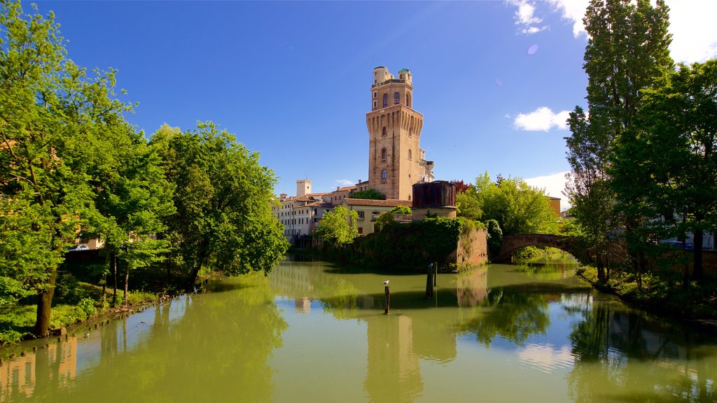 Observatorio de La Specola mostrando un lago o espejo de agua y arquitectura patrimonial