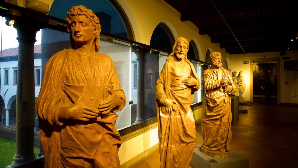 Eremitanis stadsmuseer presenterar en staty eller skulptur, interiörer och religiösa element