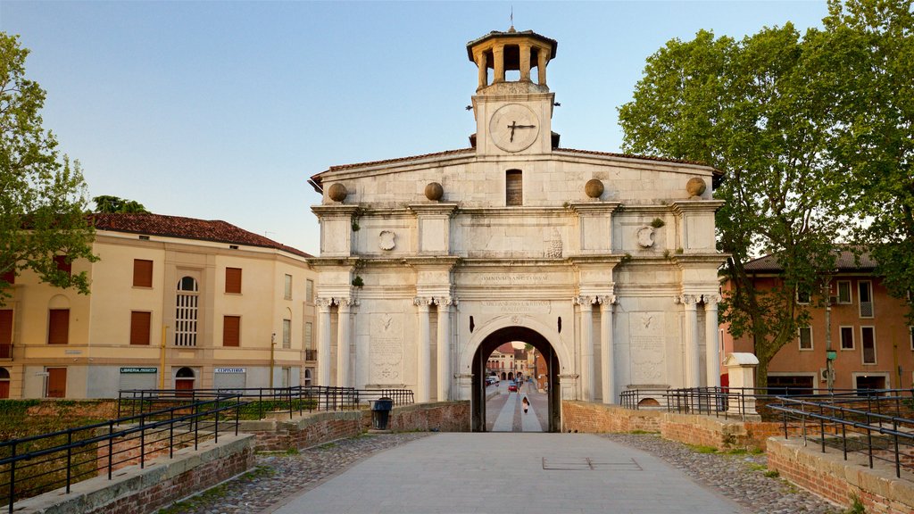 Porta Ognissanti que inclui elementos de patrimônio