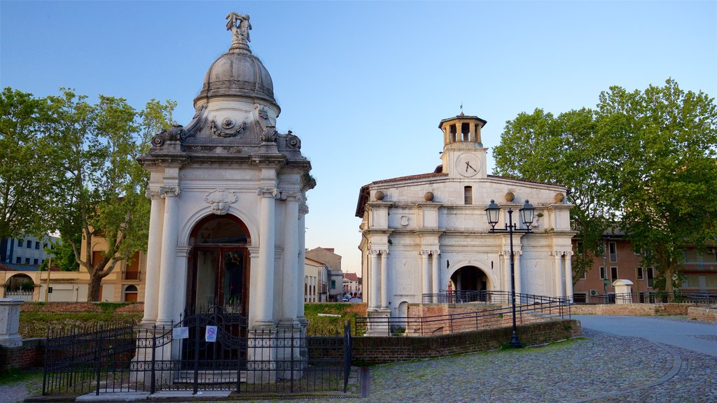 Porta Ognissanti mostrando elementos del patrimonio