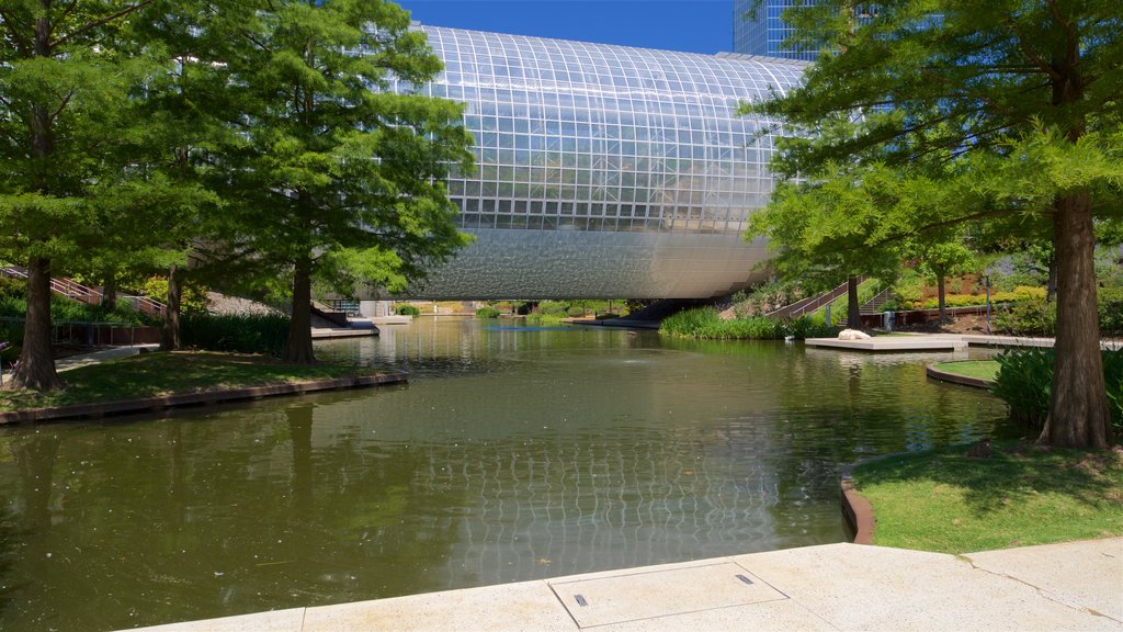 Myriad Botanical Gardens que incluye un jardín, un río o arroyo y arquitectura moderna