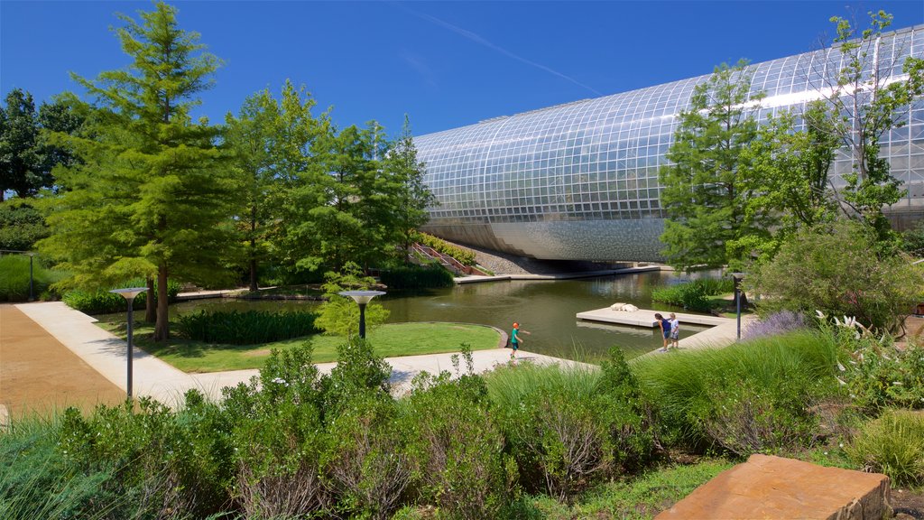 Myriad Botanical Gardens mostrando um parque, arquitetura moderna e um rio ou córrego