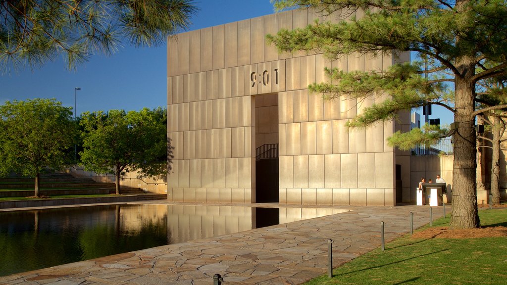 Museo y Monumento nacional de la ciudad de Oklahoma que incluye un jardín, un estanque y patrimonio de arquitectura