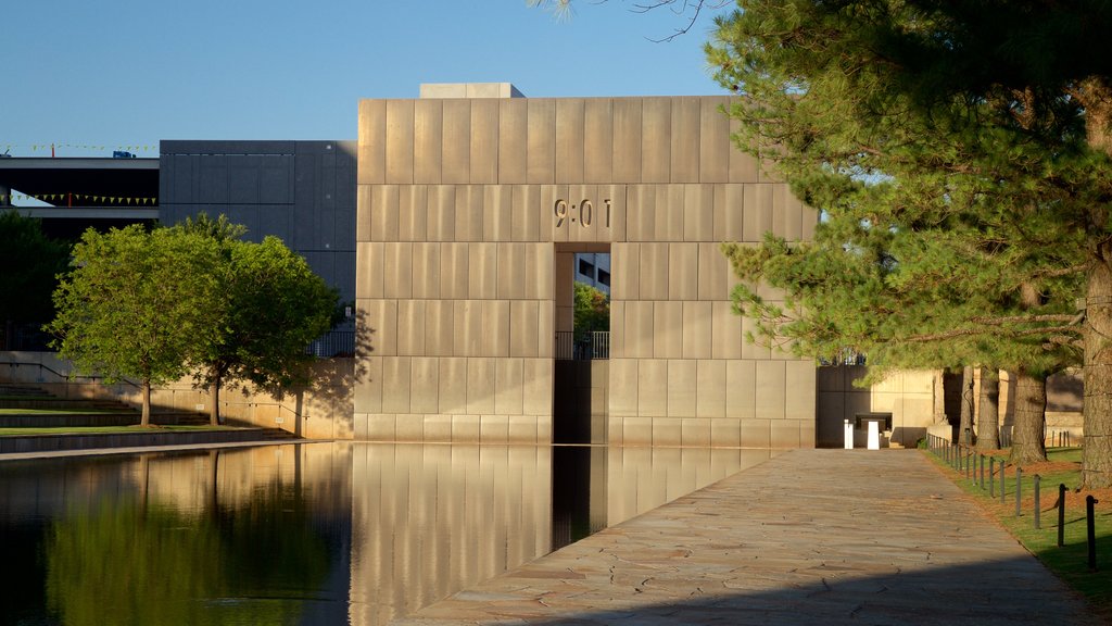 Museo y Monumento nacional de la ciudad de Oklahoma que incluye arquitectura patrimonial, un estanque y un parque