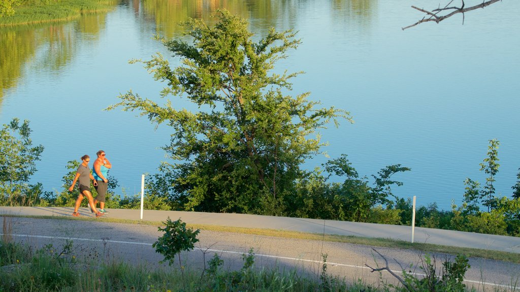 Veterans Lake mostrando senderismo o caminata y un lago o abrevadero y también una pareja