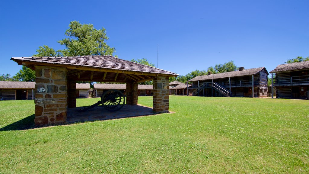 Fort Gibson Historic Site mostrando itens militares e elementos de patrimônio