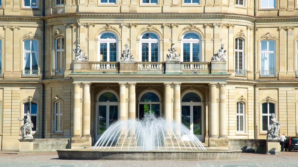 Neues Schloss som visar historisk arkitektur och en fontän