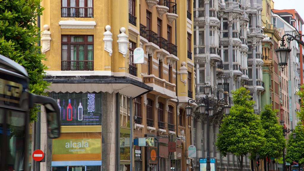 Calle de Uría que incluye elementos patrimoniales y una ciudad