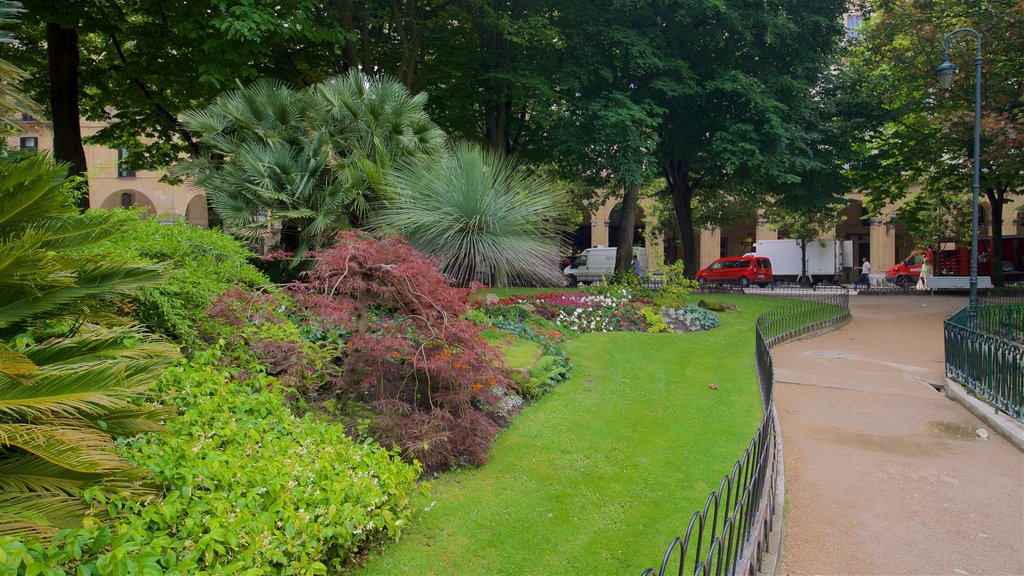 Plaza Gipuzkoa som inkluderer park og blomster