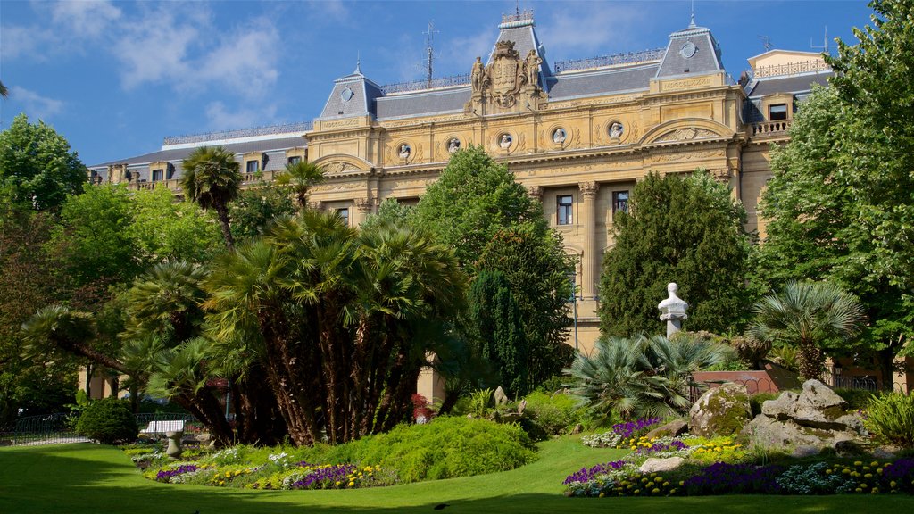 Plaza Gipuzkoa bevat historische architectuur, bloemen en een tuin