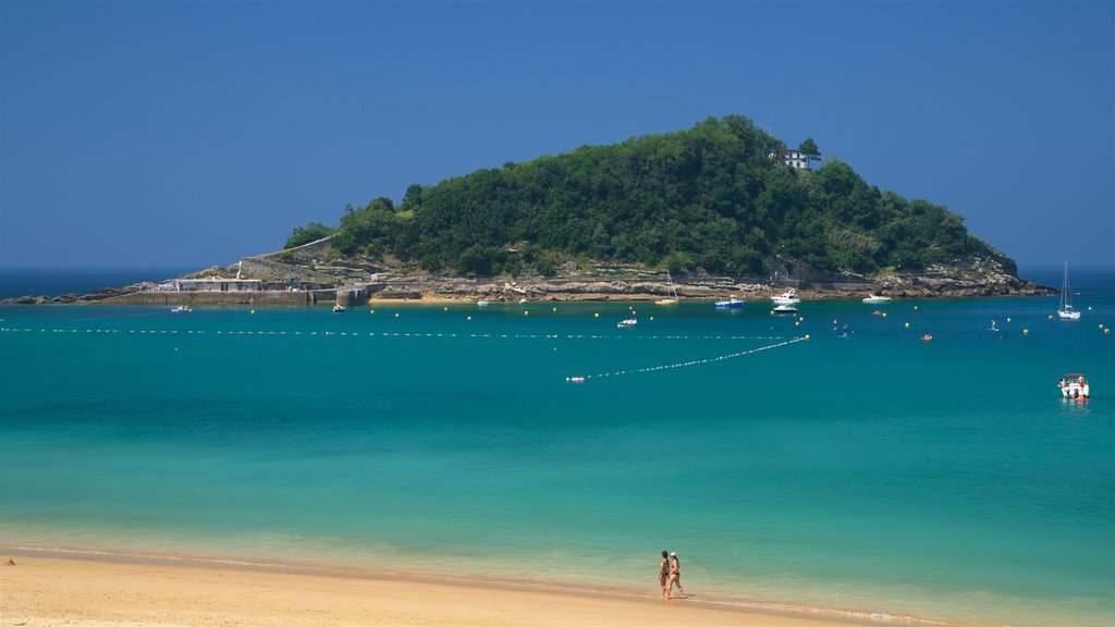 Isla de Santa Clara que incluye vistas de una isla, una bahía o puerto y una playa de arena