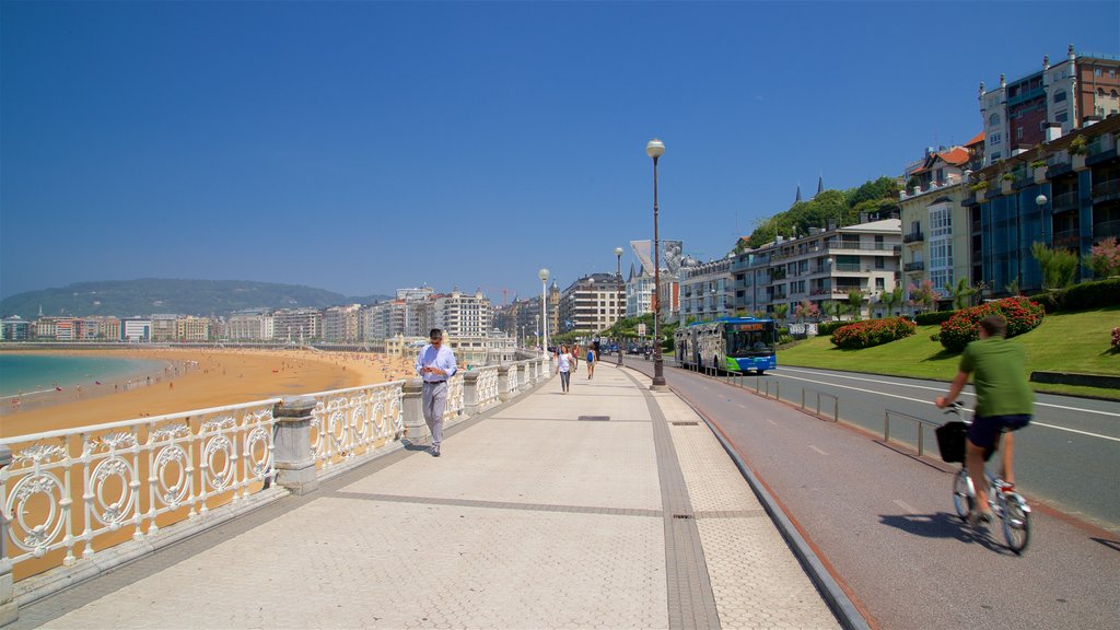 Paseo marítimo de La Concha ofreciendo una ciudad costera, una playa y vistas generales de la costa