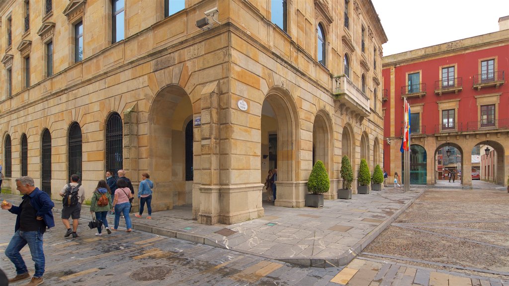 Plaza Mayor que inclui cenas de rua e elementos de patrimônio assim como um pequeno grupo de pessoas