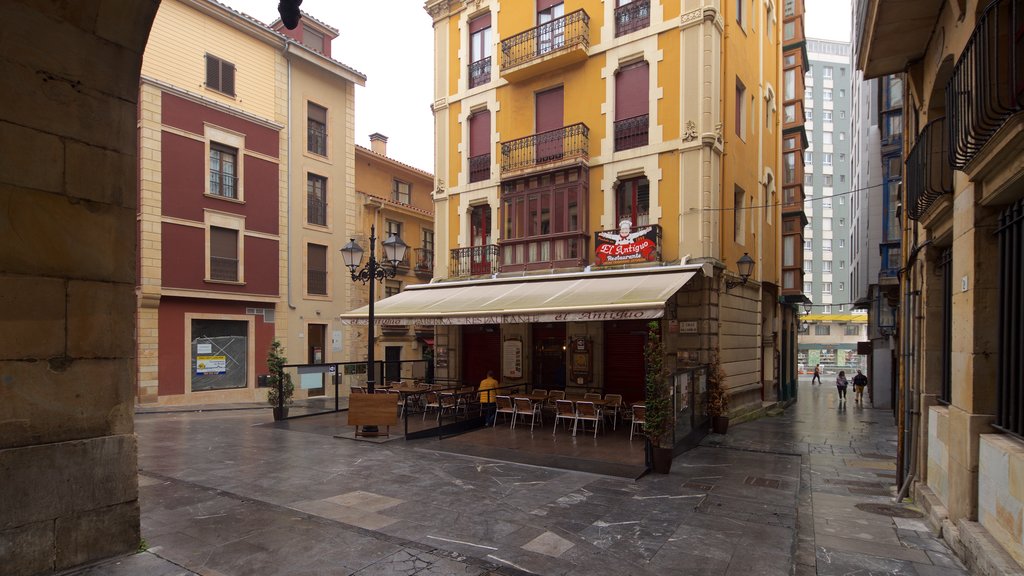 Plaza Mayor ofreciendo elementos del patrimonio