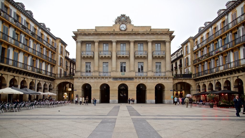 Plaza de La Constitucion som inkluderer kulturarv og torg eller plass