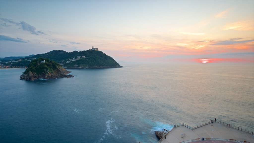 Monte Urgull mostrando paisagens litorâneas, um pôr do sol e imagens da ilha