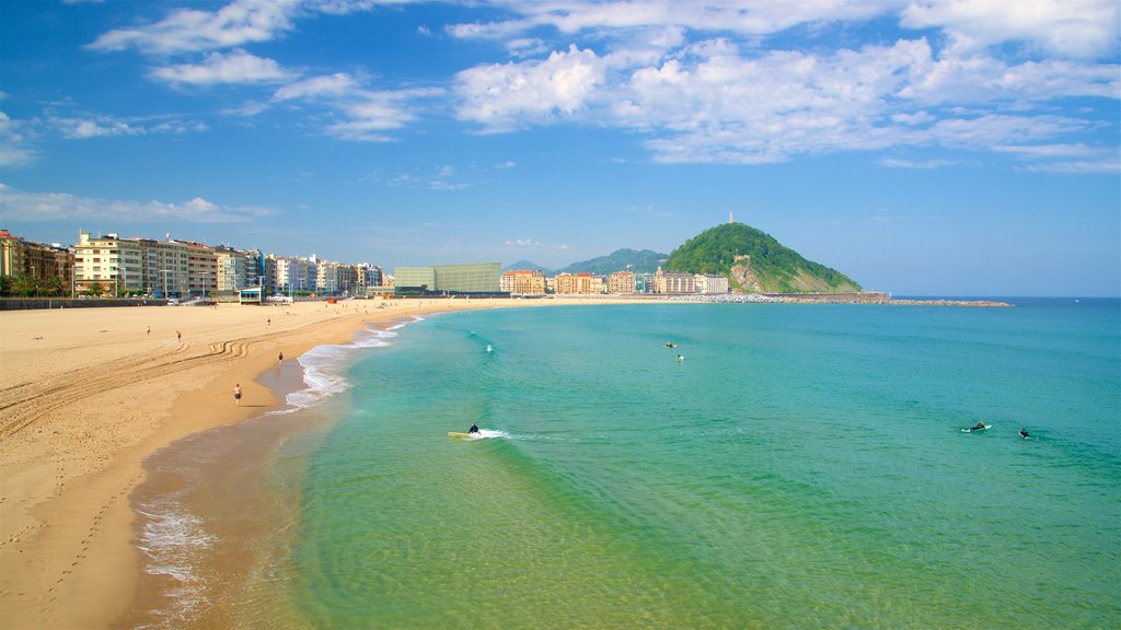 Playa de Zurriola que incluye vistas generales de la costa, una ciudad costera y una playa de arena