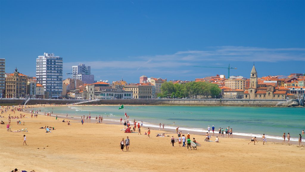 Strand van San Lorenzo toont een zandstrand, een stad en algemene kustgezichten